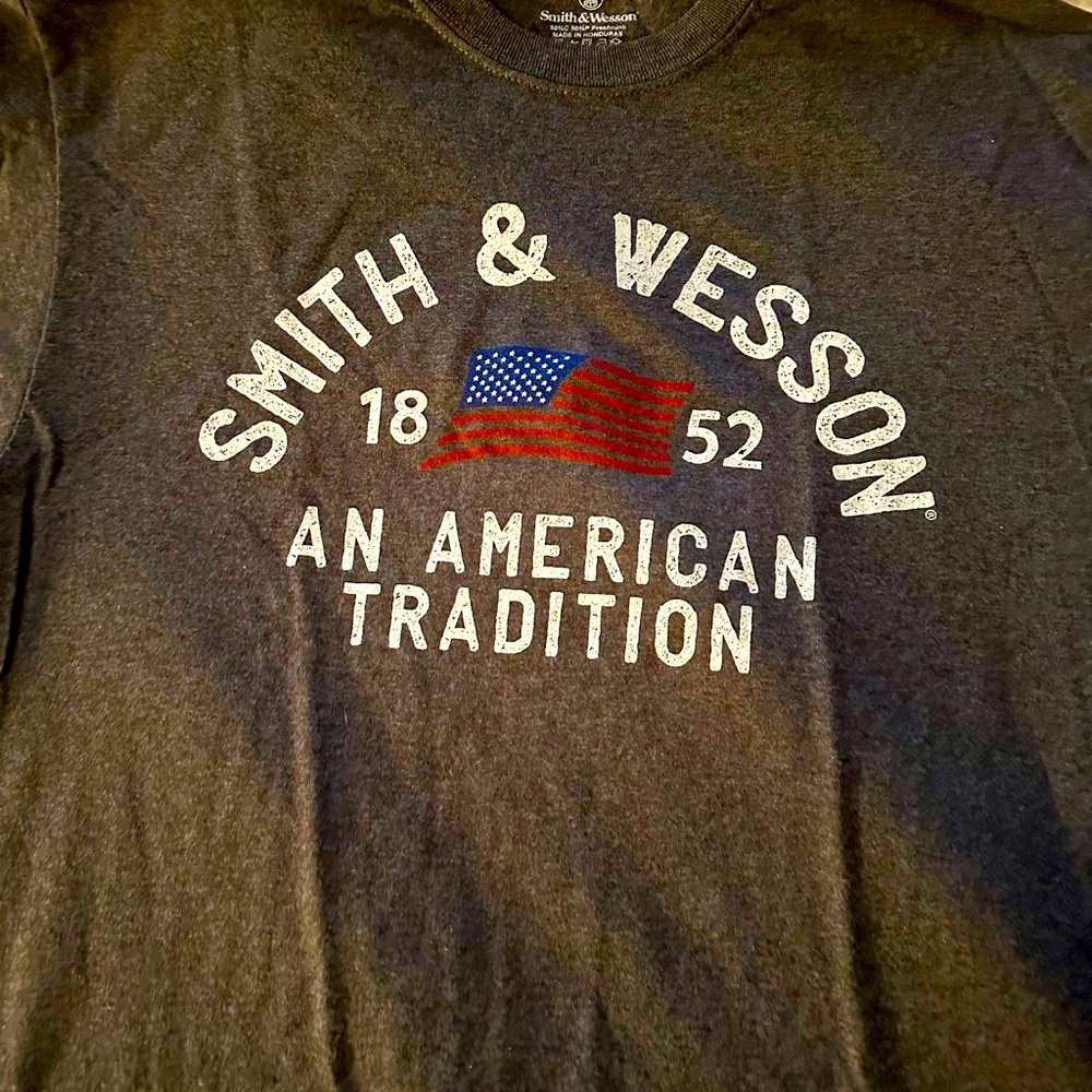 Women’s/Unisex Smith & Wesson T Shirt - Picture 2 of 4
